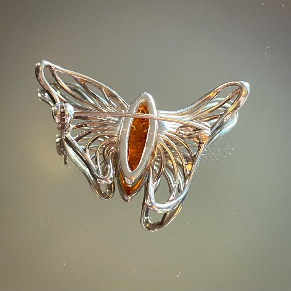amber stone, set in a sterling silver butterfly pin, with secured clasp. - Picture 5 of 10